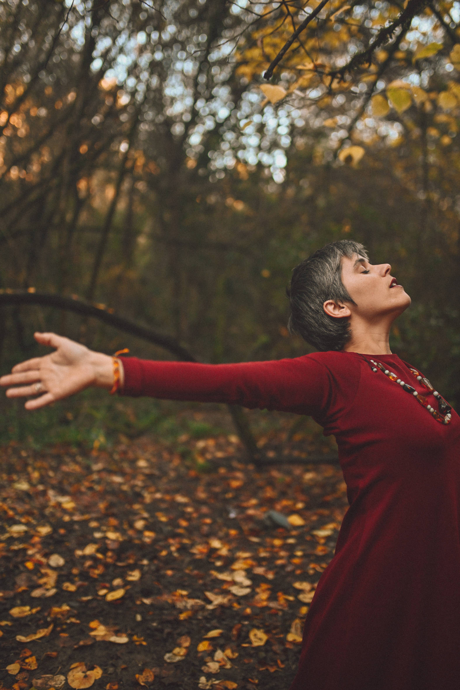 me veo abriendo los brazos en un bosque